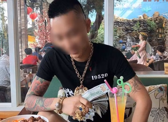 Huấn "hoa hồng" đang làm công việc cho vay lãi. Trên trang cá nhân, Huấn "hoa hồng" tự giới thiệu là Tổng giám đốc Công ty Cổ phần Dịch vụ 168, chuyên cho vay – cầm đồ tại khu vực Sài Gòn.