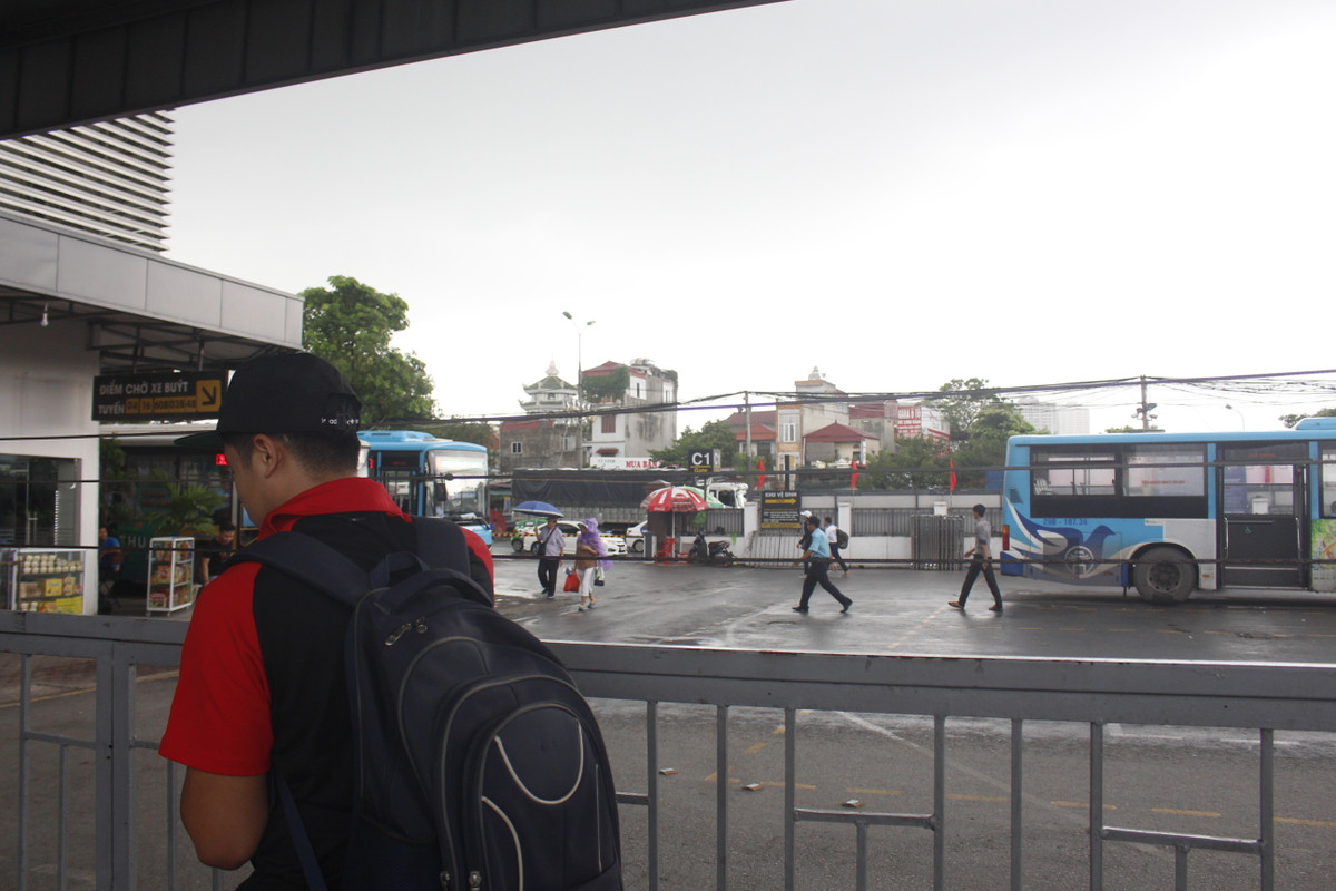 Tại Bến xe Nước Ngầm, đến chiều 30/8, trời bắt đầu đổ mưa.