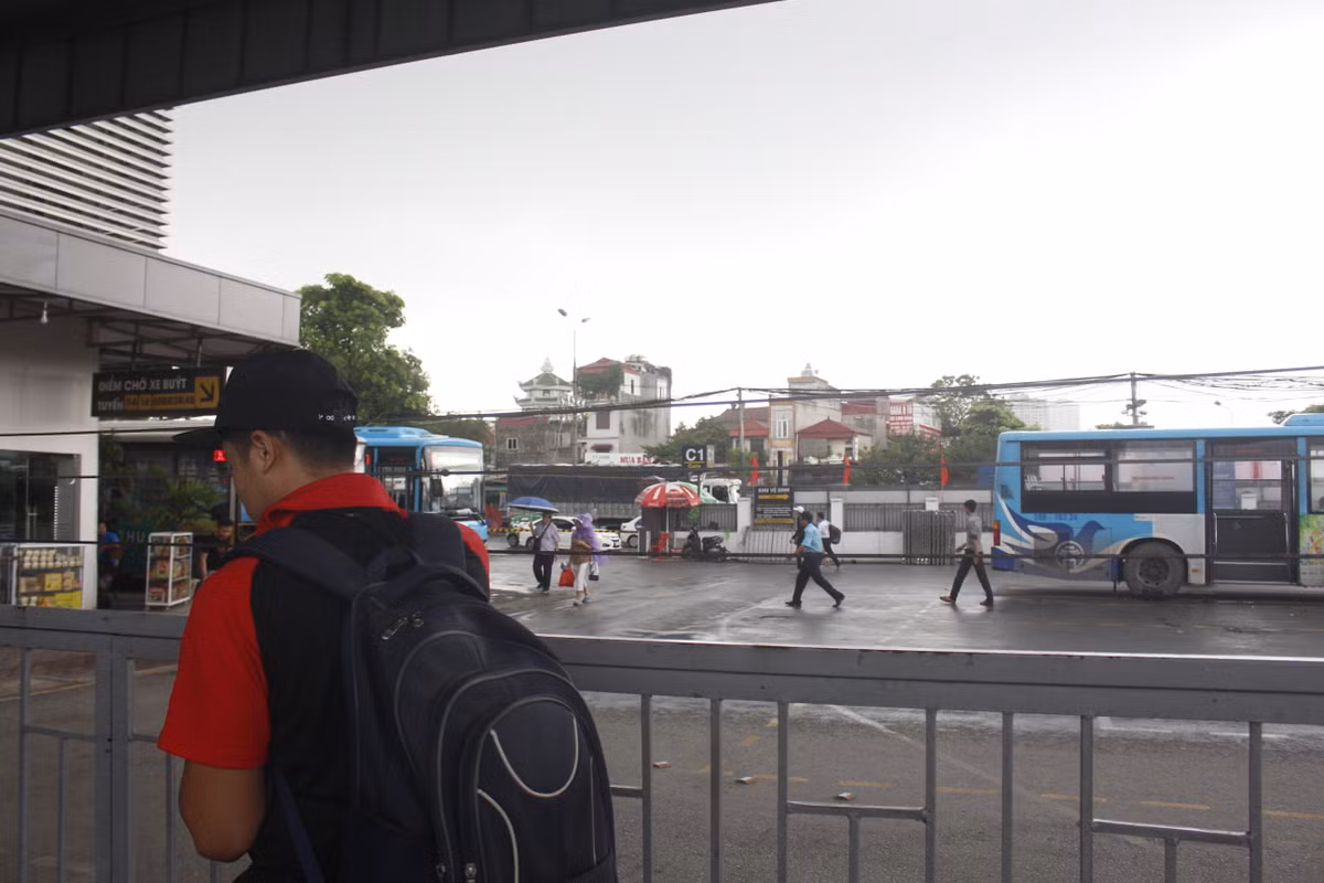 Tại Bến xe Nước Ngầm, đến chiều 30/8, trời bắt đầu đổ mưa.