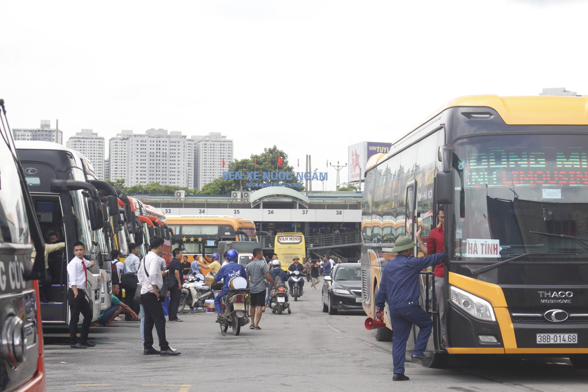 Các bến xe, nhà ga trên địa bàn TP Hà Nội bắt đầu đông đúc vào chiều 30/8, khi người dân đổ ra bến về quê nghỉ lễ 2/9.