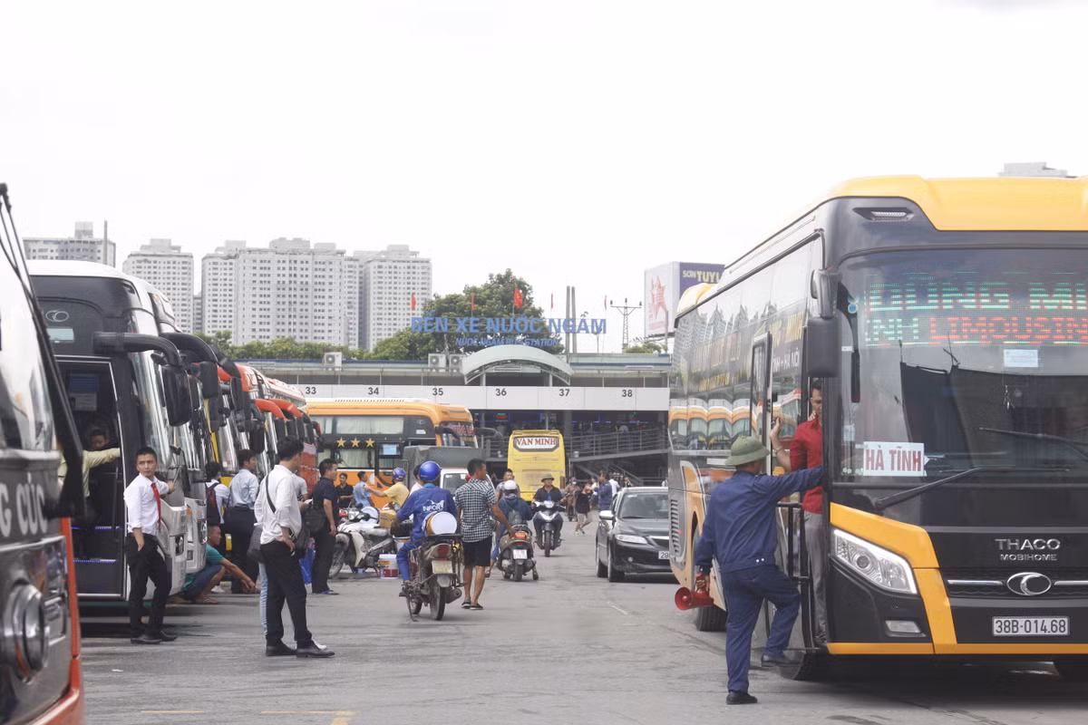 Người dân Thủ đô đội mưa về quê nghỉ lễ 2/9 - Hình 2 Nguoi dan Thu do doi mua ve que nghi le 2/9-Hinh-2