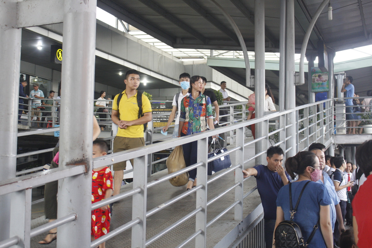 Cuối chiều, lượng khách ngày càng đông để ra bến về quê.