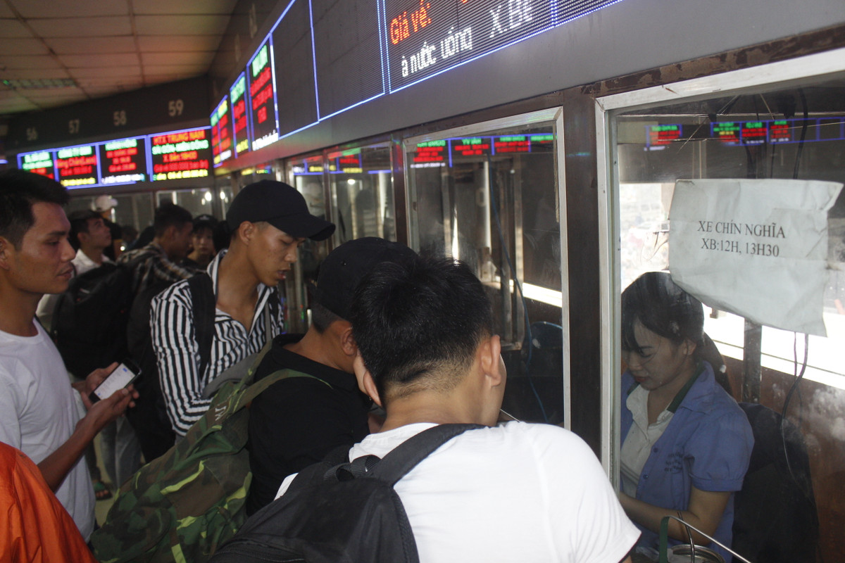 Hàng khách xếp hàng kín ki ốt bán vé.