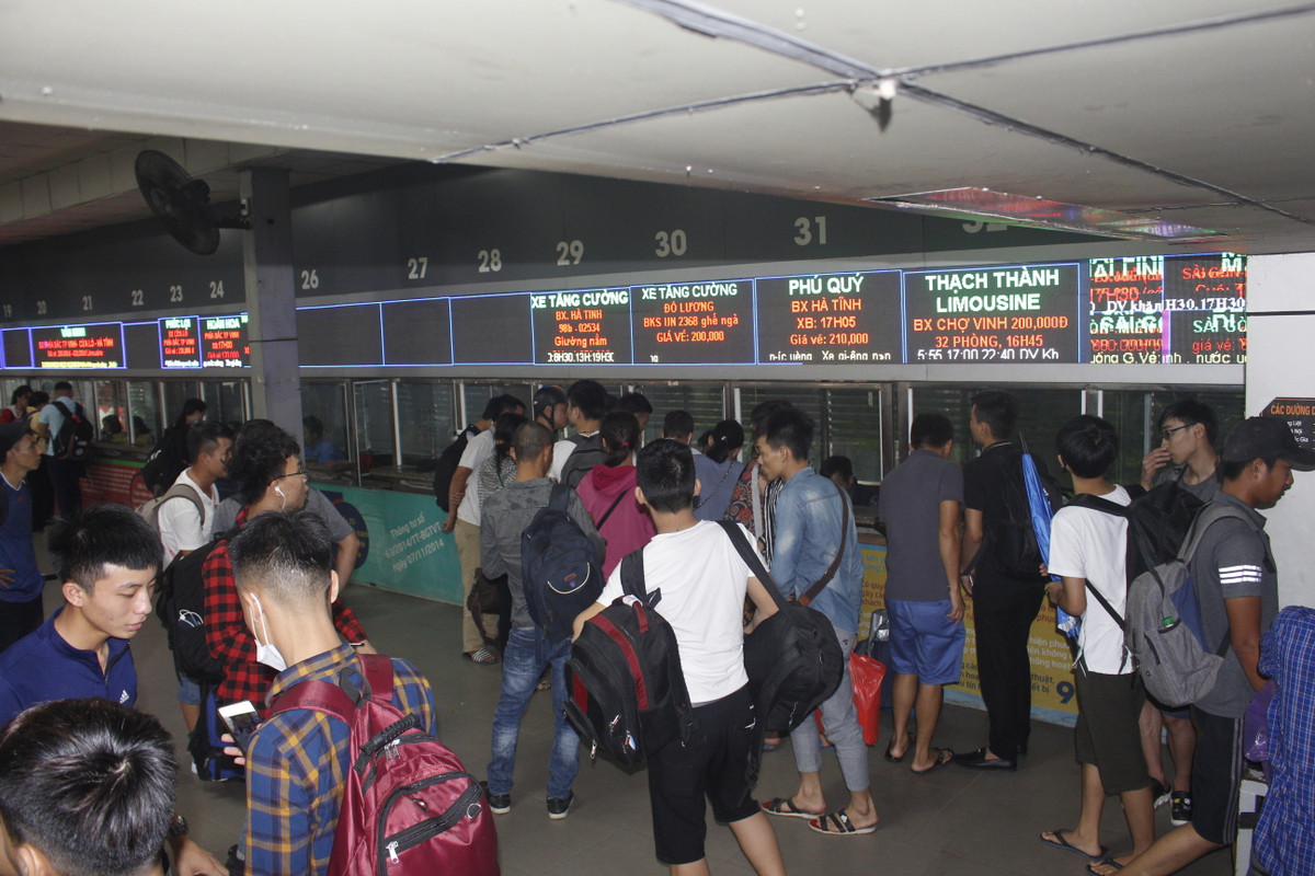 Cảnh tượng mua-bán vé khá hỗn loạn, không ai xếp hàng mà có hiện tượng chen lấn để nhanh mua được vé.