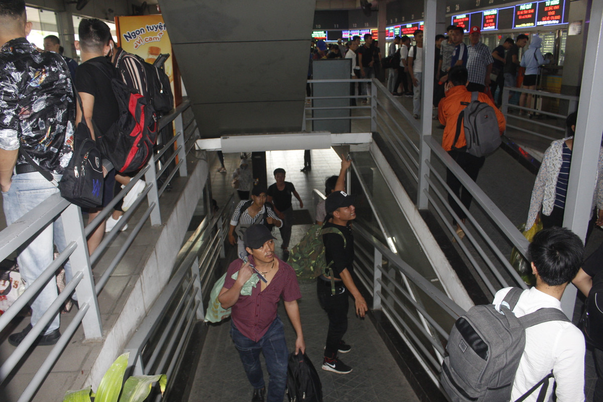 Tại Bến xe Nước Ngầm, các nhân viên bến xe và nhà xe phải hoạt động hết công suất do lượng khách tăng đột biến so với ngày thường.