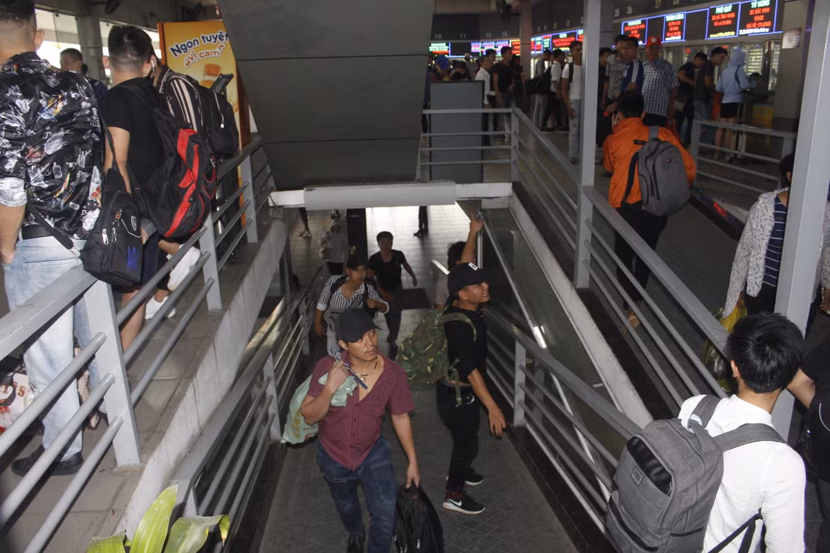 Tại Bến xe Nước Ngầm, các nhân viên bến xe và nhà xe phải hoạt động hết công suất do lượng khách tăng đột biến so với ngày thường.