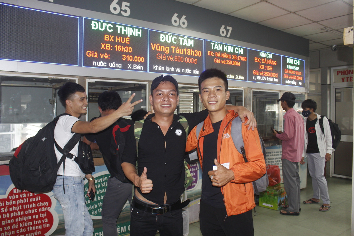 Anh Mai Văn Điền quê Nghệ An cho biết: "Đã nửa năm xa gia đình rồi, dịp này được về mình vui lắm, chiều ngày 2/9 mình sẽ quay lại Hà Nội học tập và cuối năm đi Nhật Bản. Mình và 5 người bạn học cùng nhưng đi khác các chuyến xe."