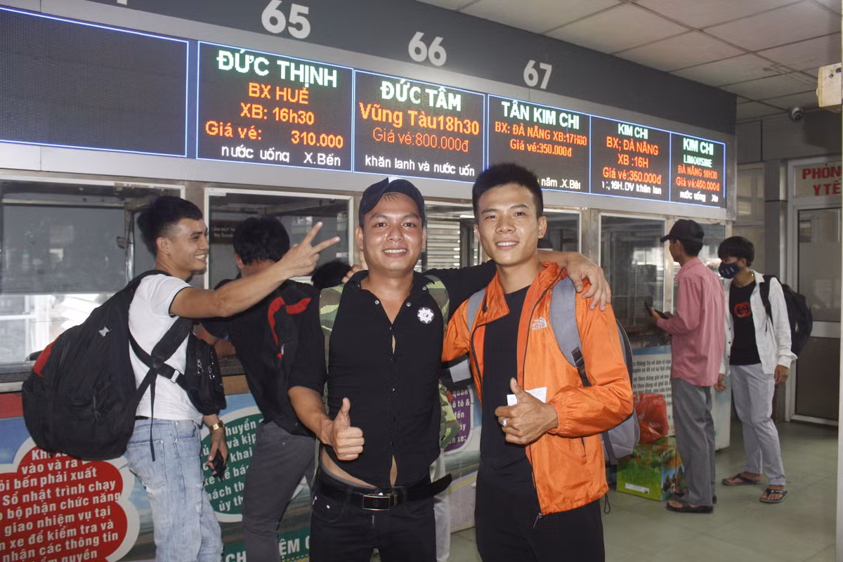 Anh Mai Văn Điền quê Nghệ An cho biết: "Đã nửa năm xa gia đình rồi, dịp này được về mình vui lắm, chiều ngày 2/9 mình sẽ quay lại Hà Nội học tập và cuối năm đi Nhật Bản. Mình và 5 người bạn học cùng nhưng đi khác các chuyến xe."