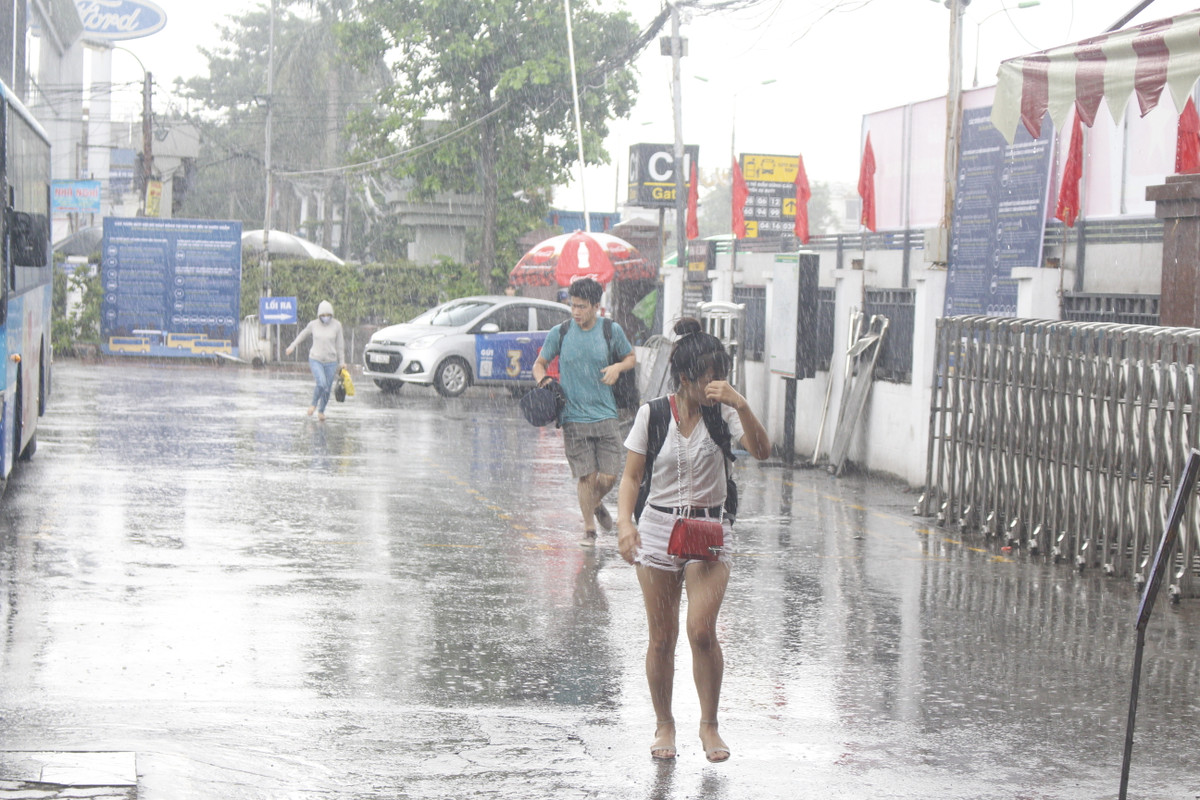Cơn mưa bất ngờ ập xuống khiến nhiều người ướt nhẹp do không mang theo ô hay áo mưa.