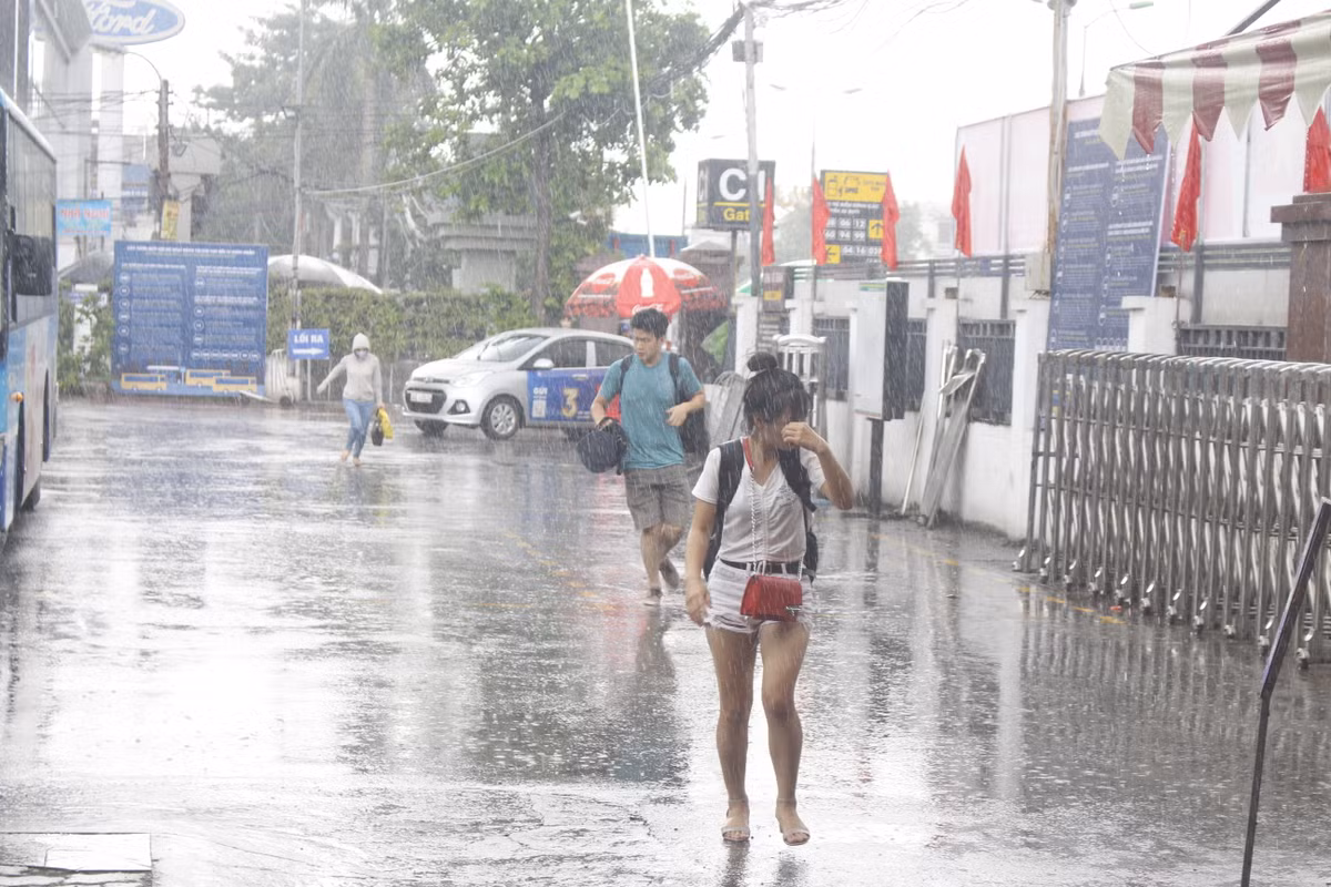 Cơn mưa bất ngờ ập xuống khiến nhiều người ướt nhẹp do không mang theo ô hay áo mưa.