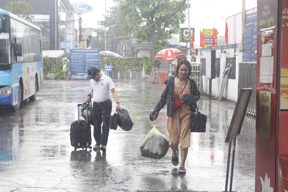 Cơn mưa lớn khiến hành trình về quê vất vả hơn.