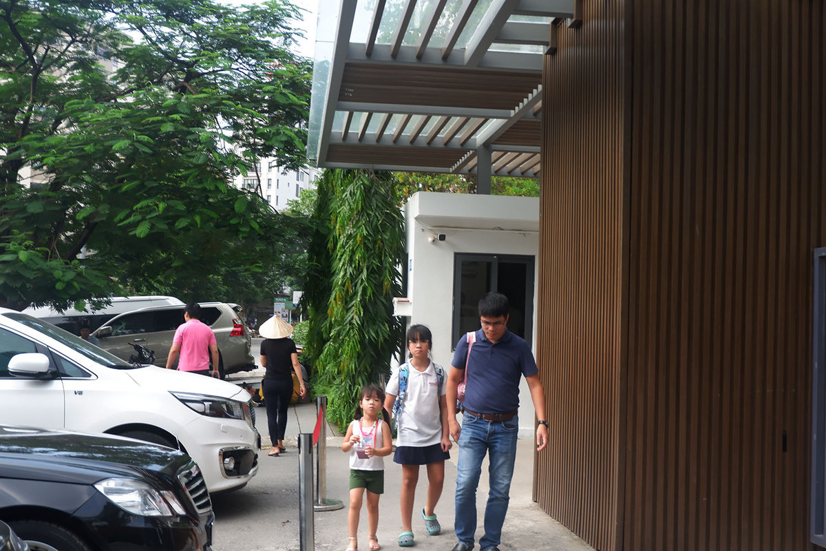 Họ cho rằng nhà trường phải thay đổi lại quy trình đưa đón học sinh một cách có bài bản và quy tắc.