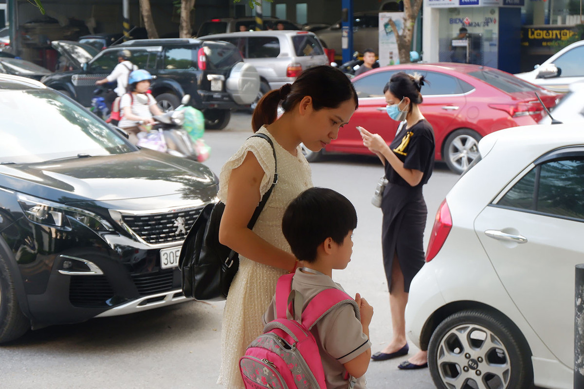Trên gương mặt phụ huynh nào cũng hiển hiện sự lo lắng.