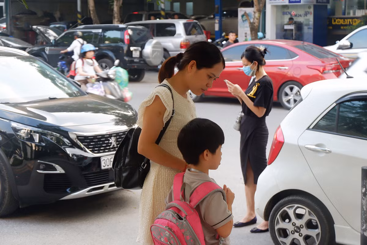 Trên gương mặt phụ huynh nào cũng hiển hiện sự lo lắng.
