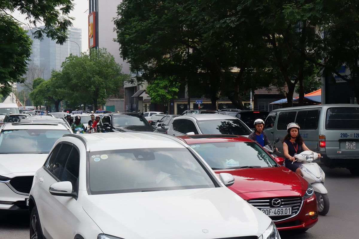 Việc đưa đón học sinh khiến cho các phương tiện đi qua nơi này bị ùn tắc.