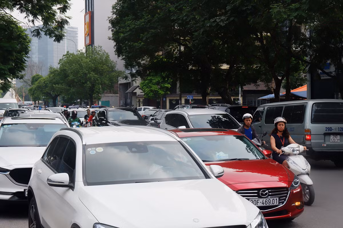 Việc đưa đón học sinh khiến cho các phương tiện đi qua nơi này bị ùn tắc.