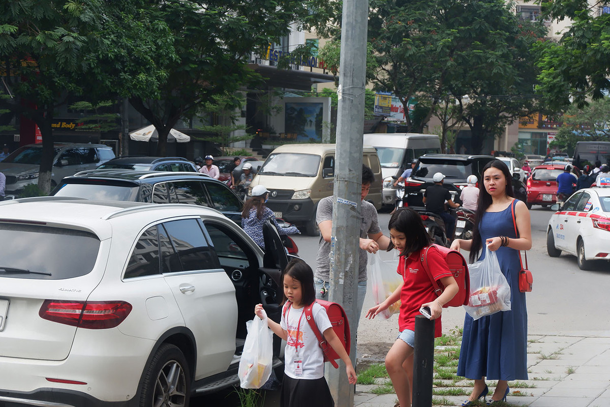 Nhiều người chọn cách đưa con đến trường thay vì để trường Gateway đưa đón.