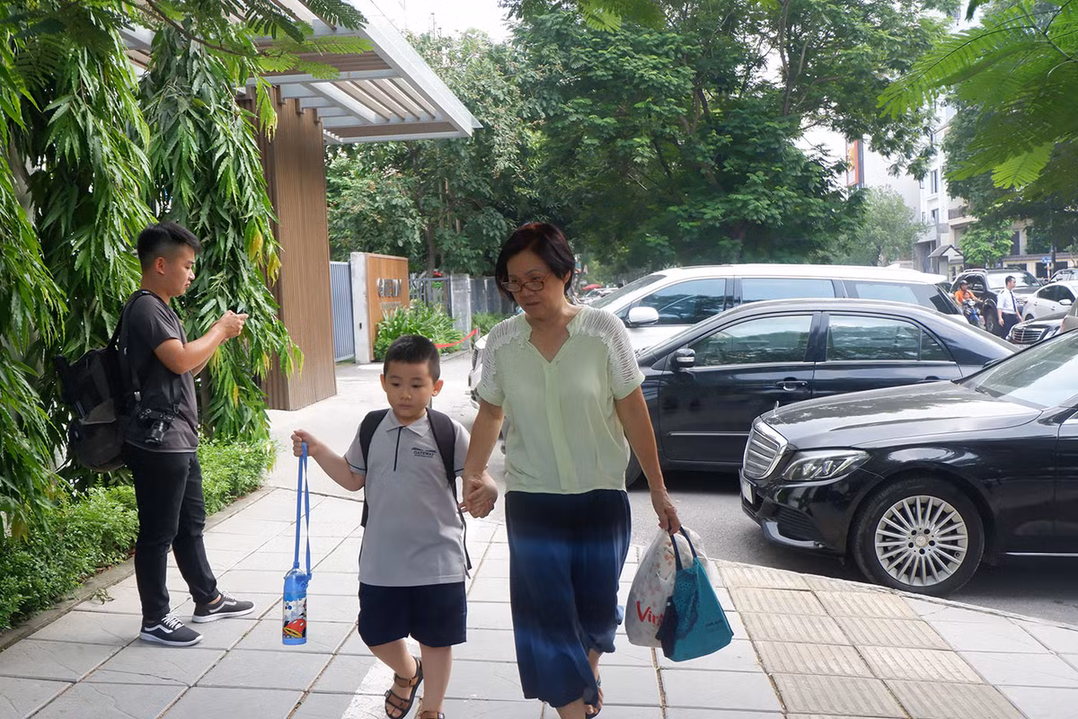 Rất nhiều phụ huynh ở nơi họ cho biết vẫn bức xúc về việc cháu bé tử vong, bị bỏ quên trên ô tô.