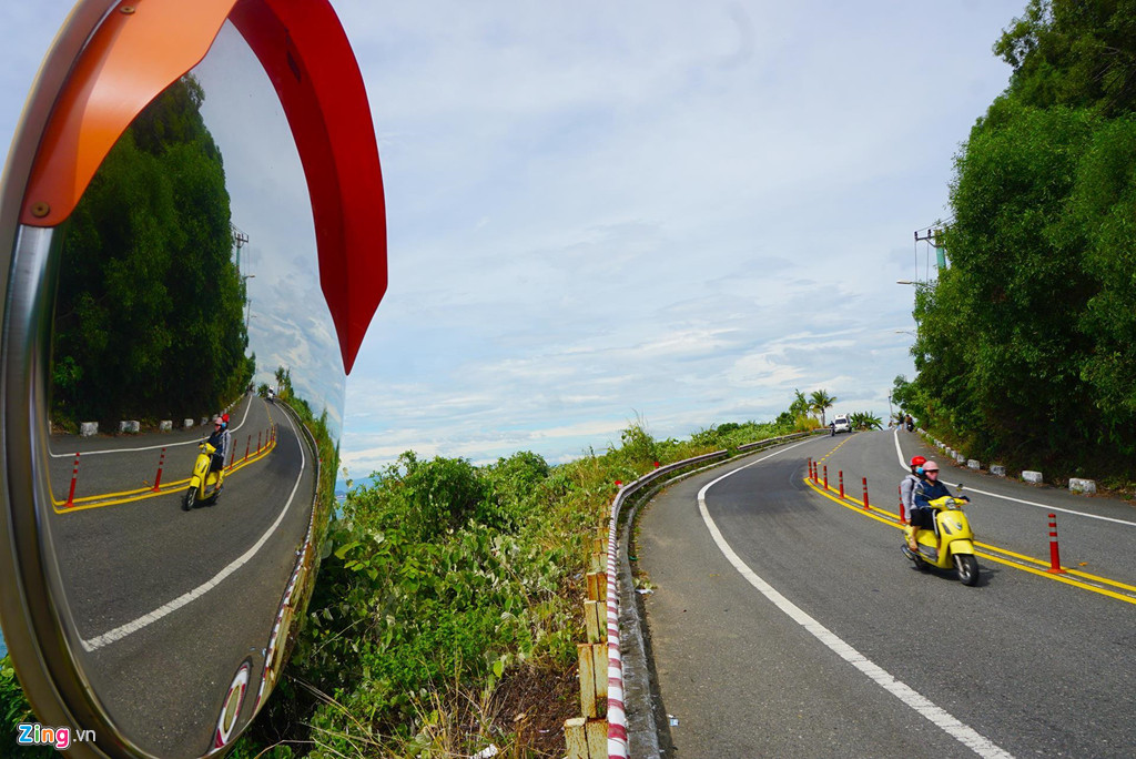 Bán đảo Sơn Trà có địa hình núi đồi, nhiều cung đường uốn lượn khiến nơi đây trở thành điểm du lịch mạo hiểm lý tưởng cho dân "phượt". Đường lên núi Sơn Trà quanh co, hiểm trở, việc lưu thông gặp nhiều khó khăn. Thời gian qua, nhiều du khách đã tử nạn trên các cung đường này. Ảnh: Đoàn Nguyên