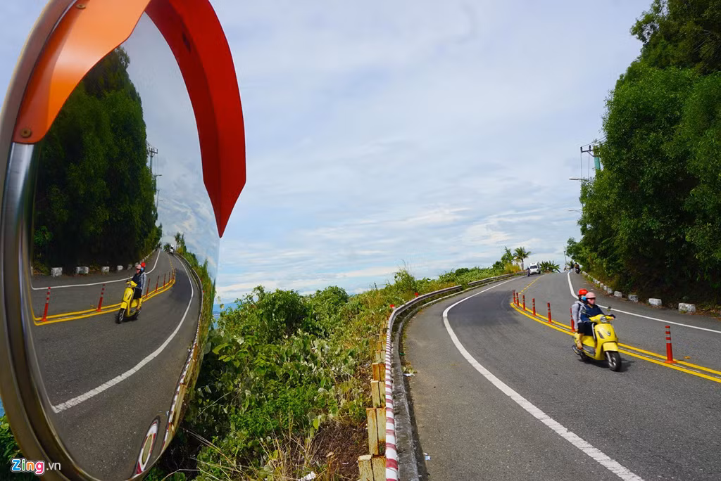 Bán đảo Sơn Trà có địa hình núi đồi, nhiều cung đường uốn lượn khiến nơi đây trở thành điểm du lịch mạo hiểm lý tưởng cho dân "phượt". Đường lên núi Sơn Trà quanh co, hiểm trở, việc lưu thông gặp nhiều khó khăn. Thời gian qua, nhiều du khách đã tử nạn trên các cung đường này. Ảnh: Đoàn Nguyên