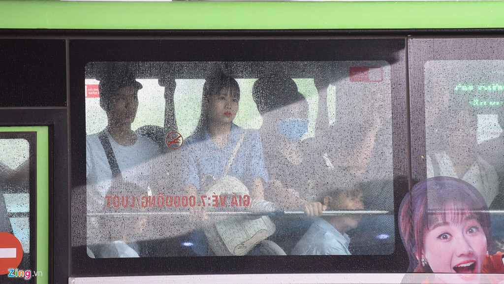 Sáng 21/8, Hà Nội mưa lớn khiến nhiều tuyến đường ùn tắc nghiêm trọng vào khung giờ đi làm. Người đi xe máy cũng bị chôn chân tại chỗ. Ảnh: Việt Linh.