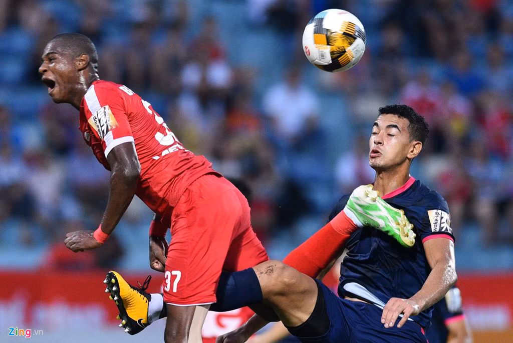 Tối 17/8, trận thua 0-1 trước CLB Sài Gòn đẩy Viettel xuống vị trí thứ 9 trên bảng xếp hạng đi kèm với "bão" chấn thương. Ngoại binh người Brazil Bruno Cunha chơi tốt nhất trận và đáp ứng được yêu cầu về mặt chuyên môn. Ảnh: Thế Anh.