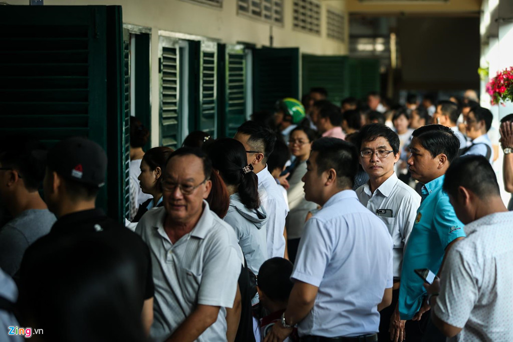 Dù nhà trường nhiều lần nhắc nhở phụ huynh ra về để các cô giáo tập cho trẻ làm quen với nề nếp lớp học, nhiều cha mẹ vẫn cố nán lại dõi theo con. Phải đến khi bảo vệ đến nhắc nhở từng người, phụ huynh mới rời đi. Hình ảnh ngày đầu đi học lớp 1 của học sinh trường Tiểu học Hồng Hà (quận Bình Thạnh, TP.HCM). Ảnh: Liêu Lãm.