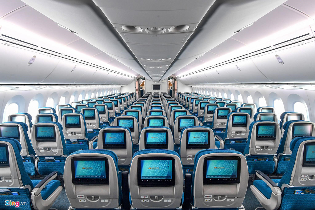 Boeing 787-10 dài 68 m và chở được 367 hành khách vừa nhập về Việt Nam hôm 16/8. Máy bay có hệ thống head-up display, hiển thị các thông số kỹ thuật để hỗ trợ phi công hiệu quả khi điều khiển. 