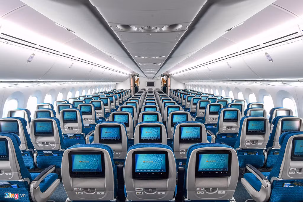 Boeing 787-10 dài 68 m và chở được 367 hành khách vừa nhập về Việt Nam hôm 16/8. Máy bay có hệ thống head-up display, hiển thị các thông số kỹ thuật để hỗ trợ phi công hiệu quả khi điều khiển. 