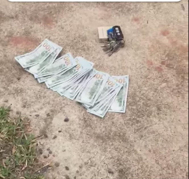 Lúc vừa ra khỏi quán karaoke, 1 thanh niên trong nhóm đã điều khiển xe máy đi ngược chiều, pha đèn vào 1 thanh niên khác, nên xảy cự cãi rồi ẩu đả.