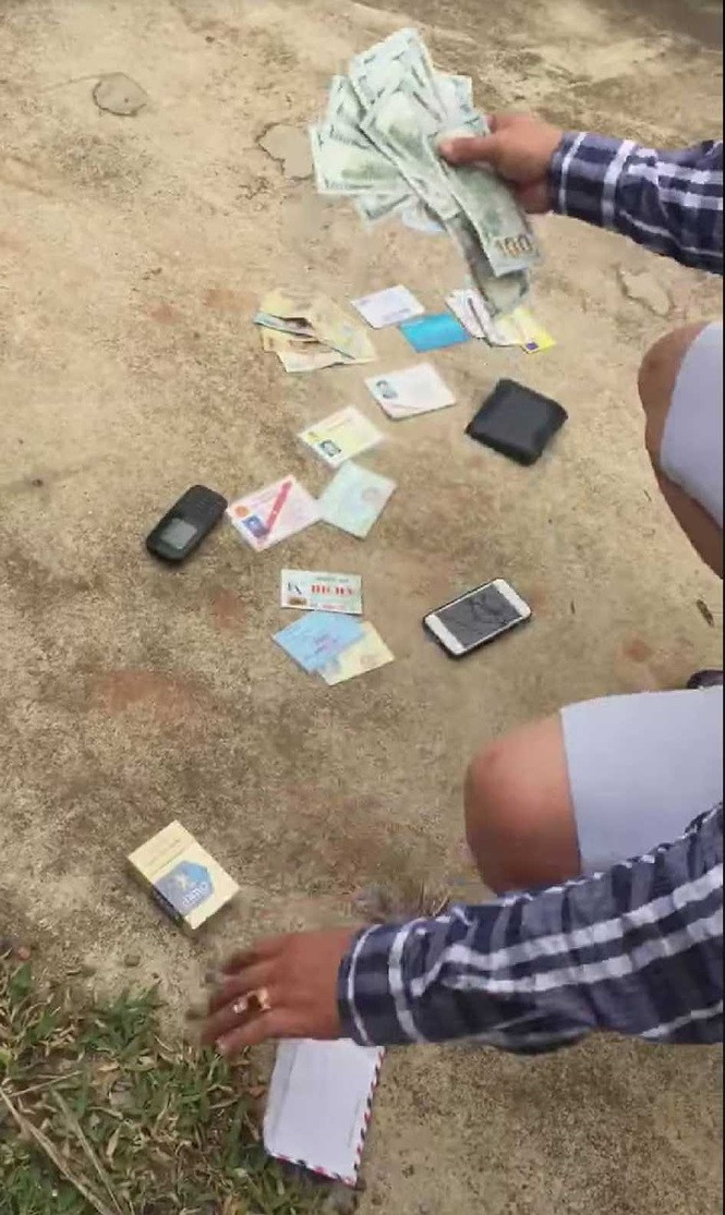 Toàn bộ tang vật khám xét trong người ông An. Ảnh: Tân Châu.