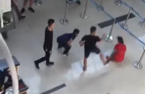  3. Nhóm đàn ông đánh nữ nhân viên sân bay Thanh Hóa: Khoảng 14h20 ngày 23/11/2019, ba thanh niên gồm Phạm Hữu An (ở phường Đông Vệ, TP Thanh Hóa), Lê Văn Nhị (ở xã Xuân Quang, Thọ Xuân) và Lê Trung Dũng (thị trấn Thọ Xuân) vào sân bay Thọ Xuân tiễn một người bạn lên máy bay vào TP HCM. Chuyến bay VN1271 dự kiến cất cánh lúc 15h5 cùng ngày.