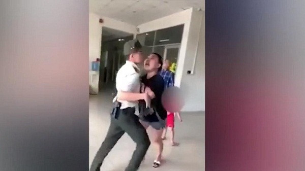 Đồn Công an sân bay Tân Sơn Nhất đã xử phạt hành chính 200.000 đồng đối với bà Lê Thị Hiền do lỗi gây mất trật tự tại sân bay Tân Sơn Nhất. Bà Lê Thị Hiền (quê ở Thanh Hóa), mang hàm đại úy, là cán bộ xử lý hành chính của Đội Cảnh sát giao thông - trật tự - phản ứng nhanh thuộc Công an quận Đống Đa, Hà Nội.