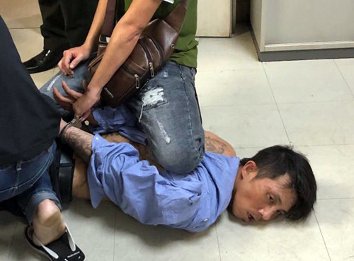  2. Mang súng giả xông vào sân bay Tân Sơn Nhất khiến nhiều người hoảng loạn: Trưa 11/2/2019, người đàn ông 42 tuổi, quê Thái Bình, phóng xe máy vào sân bay Tân Sơn Nhất với dáng vẻ bất thường. Bị lực lượng an ninh ngăn cản, ông ta bỏ xe chạy bộ vào ga Quốc tế.