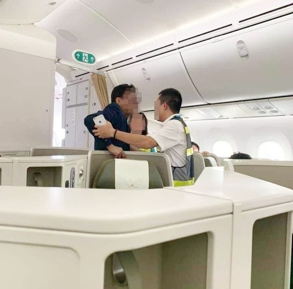 Một nữ hành khách trẻ tuổi cho biết, cô bức xúc khi bị người đàn ông trên có hành vi quấy rối. “Em vừa ngồi xuống ghế được vài phút thì chú ấy đi qua. Bất ngờ em thấy chú ấy sờ vào vai em rồi lần dần xuống phía sườn. Quá hốt hoảng, phải mất vài giây em mới định thần và nói to: Chú làm cái gì đấy”. Sau đó người đàn ông nói trên bị phạt hành chính.