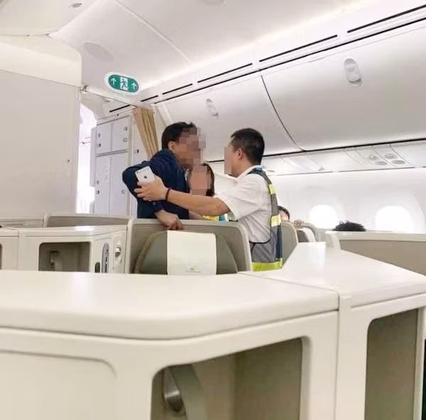 Một nữ hành khách trẻ tuổi cho biết, cô bức xúc khi bị người đàn ông trên có hành vi quấy rối. “Em vừa ngồi xuống ghế được vài phút thì chú ấy đi qua. Bất ngờ em thấy chú ấy sờ vào vai em rồi lần dần xuống phía sườn. Quá hốt hoảng, phải mất vài giây em mới định thần và nói to: Chú làm cái gì đấy”. Sau đó người đàn ông nói trên bị phạt hành chính.