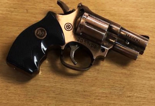 Khi các nhân viên an ninh sân bay áp sát, người này rút trong túi ra khẩu súng ngắn hăm doạ nhưng bị tổ trinh sát hóa trang và cảnh sát cơ động quật ngã, khống chế. Sự việc gây náo loạn nhà ga, khiến nhiều hành khách trong nước và quốc tế hoảng sợ. Bước đầu xác định gã đàn ông bị ngáo đá, khẩu súng kim loại là giả.