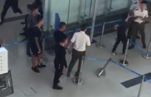 Nhóm này đã yêu cầu được chụp ảnh chung với chị Lê là nữ nhân viên sân bay nhưng bị từ chối do đang làm việc. Không được đáp ứng yêu cầu, ba người này đã to tiếng chửi bới, tát vào mặt chị Lê. Thấy nhân viên bị đánh, một nữ cán bộ quản lý chứng kiến chạy ra can ngăn lập tức bị Nhị đấm vào đầu, đạp ngã. Hai nhân viên kiểm soát an ninh Trịnh Ngọc Hoàn, Vũ Quốc Hoàn thực hiện nhiệm vụ tại vị trí ga đi đến ngăn cản cũng bị tên Dũng giật mũ, đấm vào mặt...