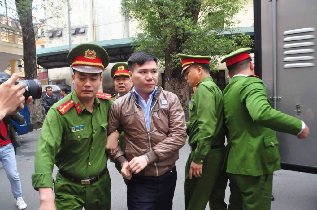 Ca sĩ Châu Việt Cường òa khóc tại tòa khi nghe tin mẹ bị tàu đâm Ca si Chau Viet Cuong oa khoc tai toa khi nghe tin me bi tau dam