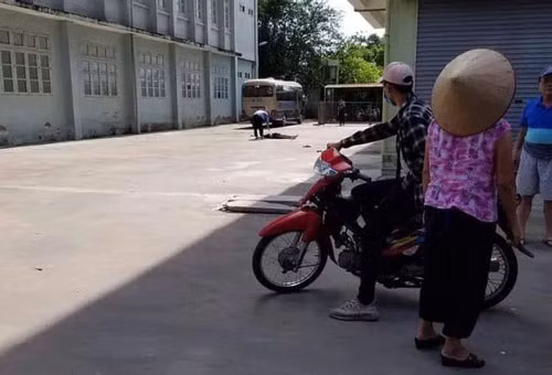 Nam thanh nien roi tu tang 9 KTX DH Mo Ha Noi xuong dat tu vong