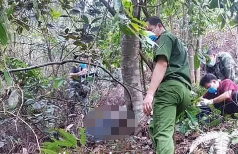 Phat hien thi the dang phan huy nam up mat xuong dat