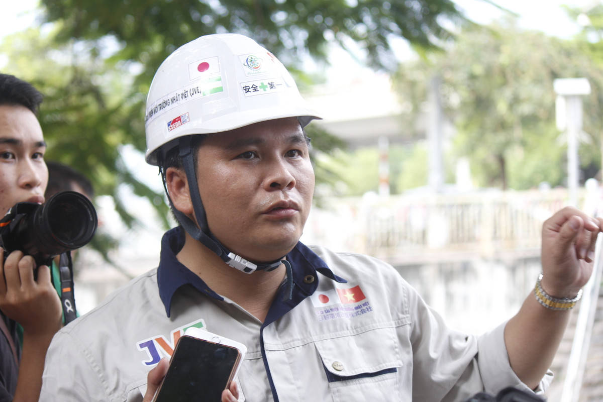 Ông Nguyễn Tuấn Anh – Chủ tịch HĐQT công ty Cải thiện Môi trường Nhật Việt: “Việc tắm ngày hôm nay chuyên gia Nhật bản chỉ muốn chứng minh hiệu quả của việc làm sạch sông Tô Lịch. Các bể này chỉ là mô phỏng việc xử lý, khi tiến hành thì hệ thống này sẽ được đặt ngầm dưới lòng sông như hiện nay chúng tôi vẫn đang thực hiện."