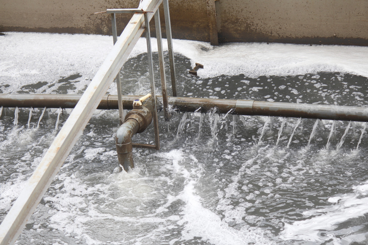 Sau khi bùn hữu cơ được phân huỷ thì bùn vô cơ sẽ lắng đọng lại. Bể cuối cùng là bể nước sạch đạt quy chuẩn Việt Nam có thể dùng tắm rửa được.