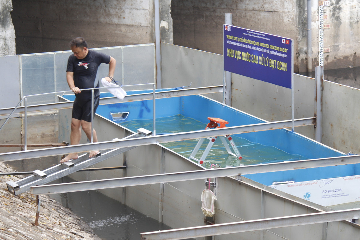 Sau khoảng gần 10 phút ngụp lặn trong bể, ông Kubo Jun lên bờ.