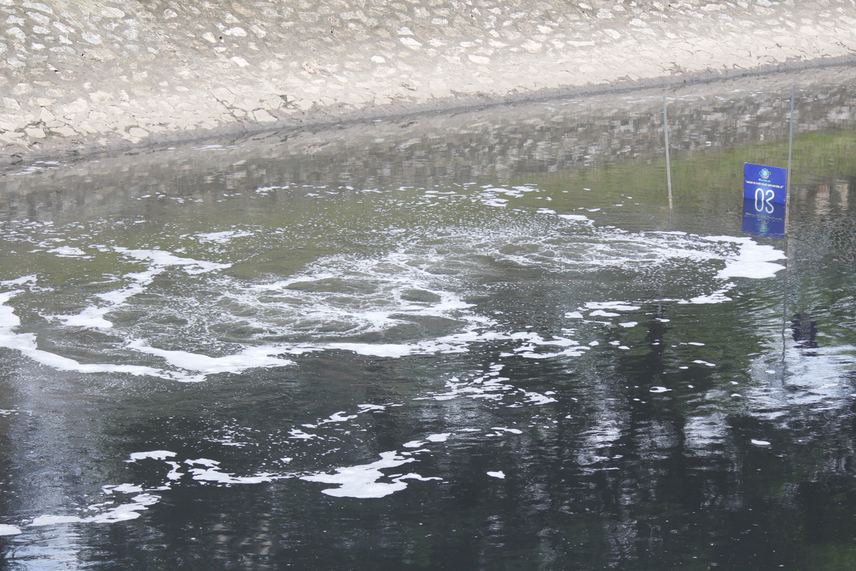 Quá trình nước thải sinh hoạt được xử lý trong 4 bể trình diễn chính là nguyên lý hoạt động của các máy Nano - Bioreactor đang hoạt động dưới lòng sông Tô Lịch từ nhiều ngày qua.