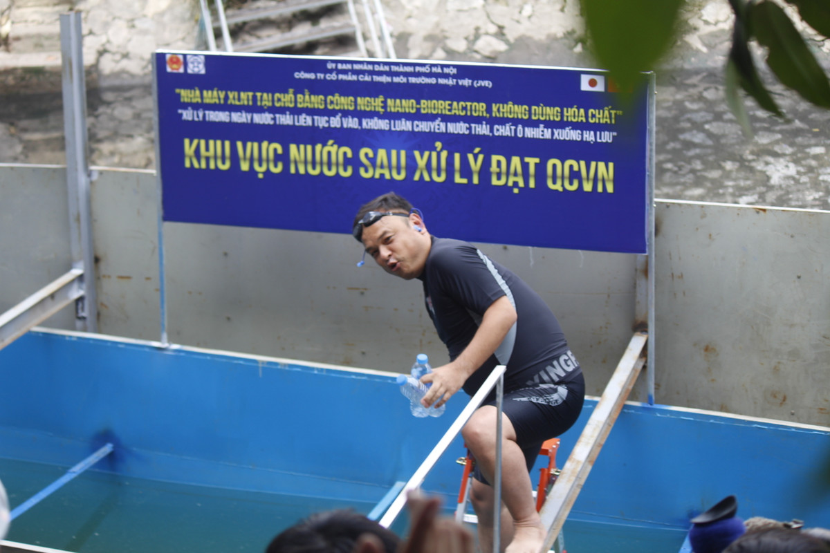 Để chứng minh khả năng làm sạch và chất lượng nước, ông Kubo Jun, cố vấn kỹ thuật Tổ chức xúc tiến Thương mại - Môi trường Nhật Bản trực tiếp xuống bể thành phẩm để ngâm mình, tắm cho phóng viên xem.