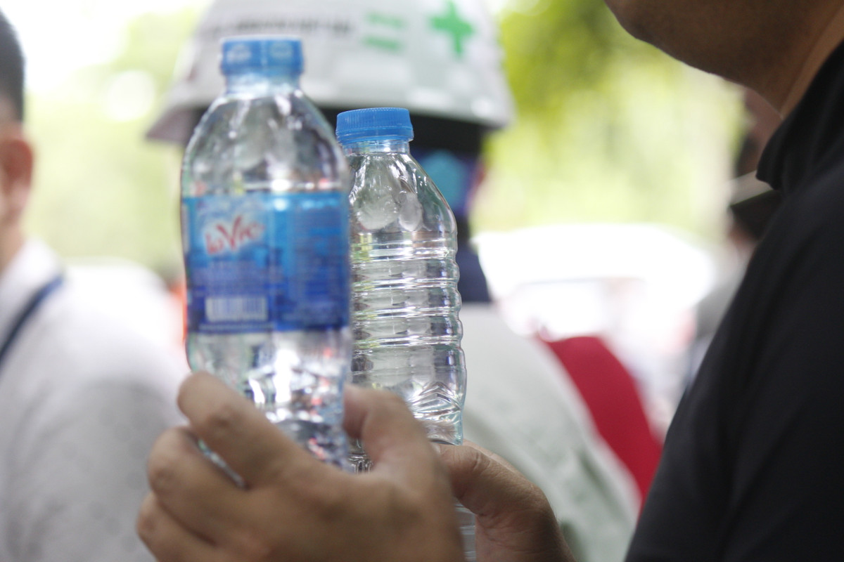 Đây là hai chai nước được Tiến sĩ Kubo Jun so sánh: một mẫu nước đóng chai uống được trên thị trường và một chai nước ông mang lên từ bề vừa tắm.