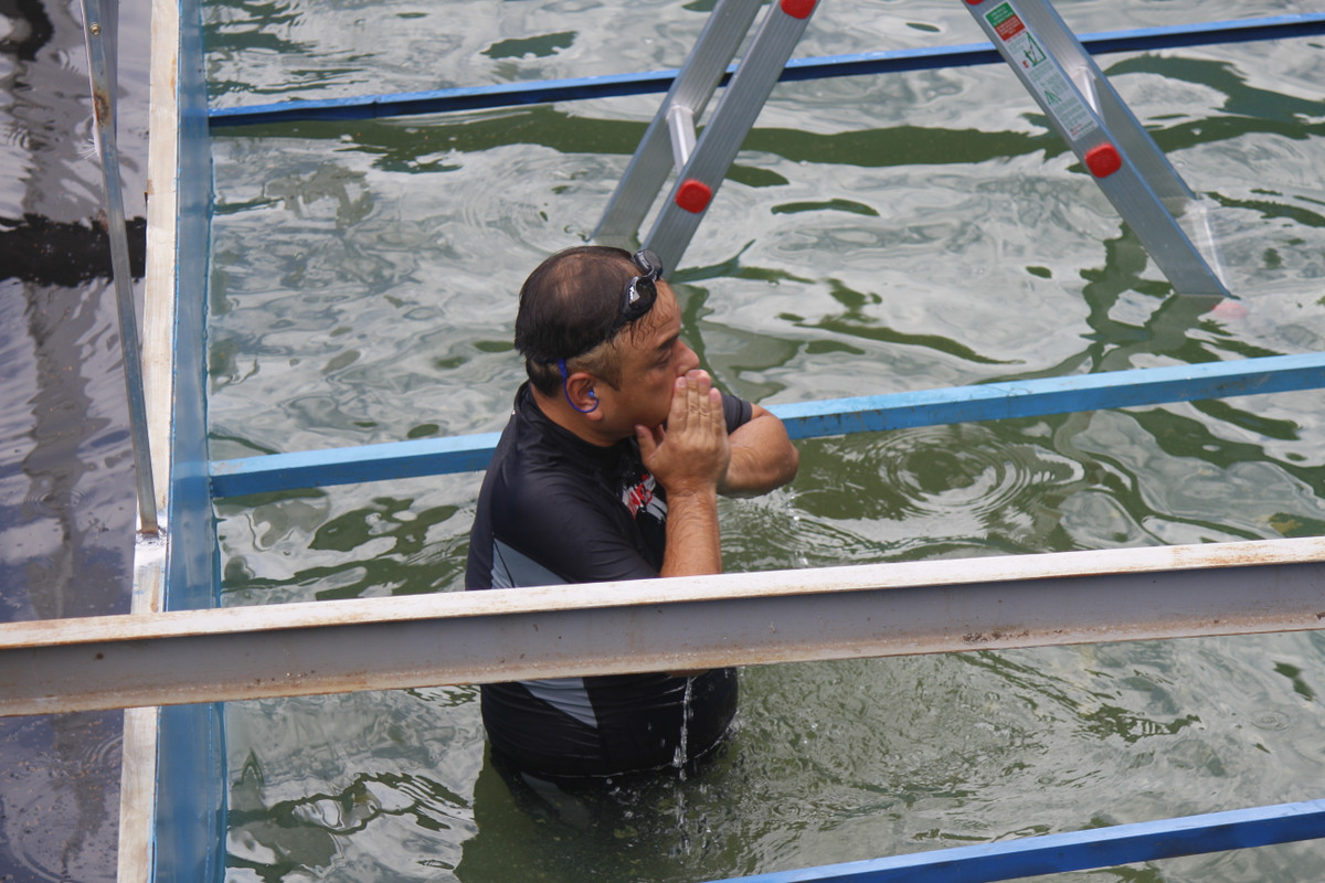 Tiến sĩ người Nhật còn thoải mái rửa mặt.