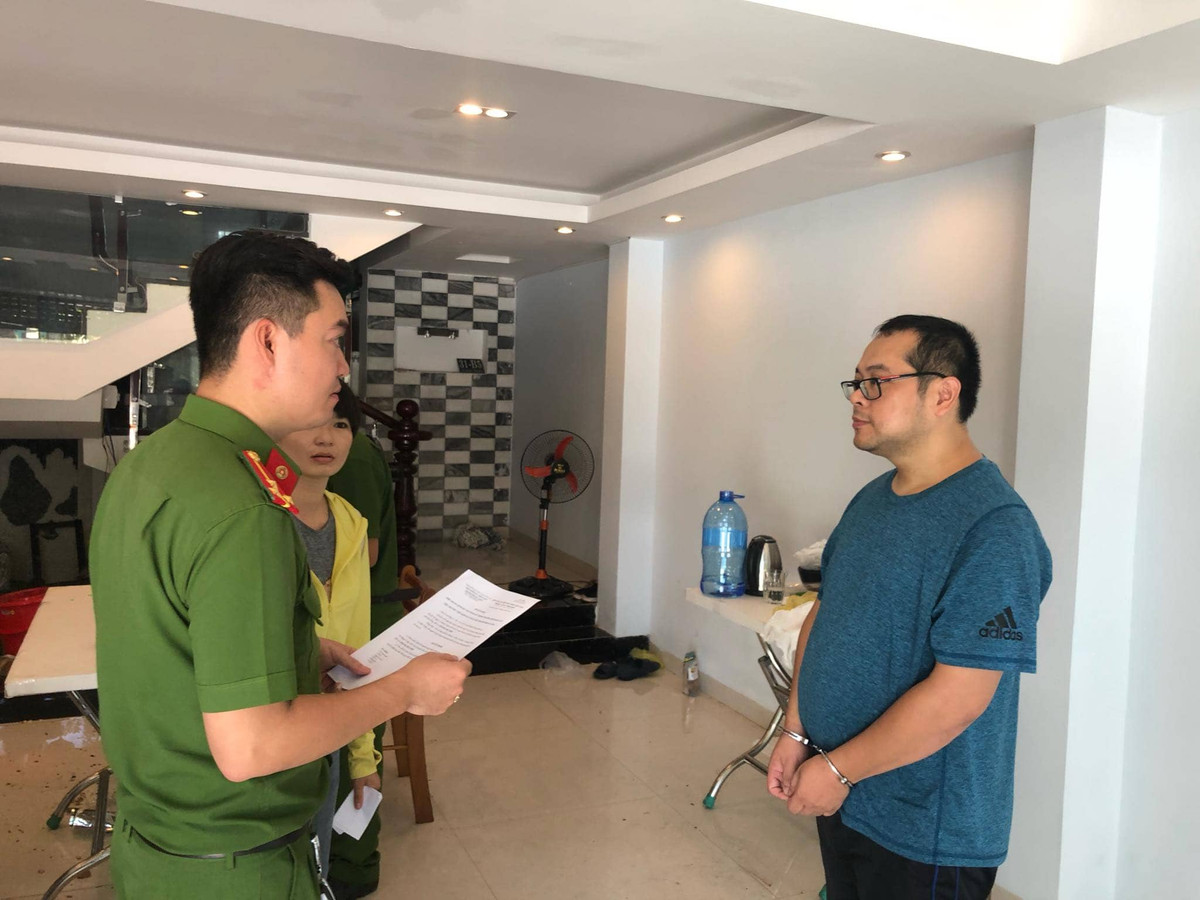 Bắt nhóm người Trung Quốc thuê gái Việt đóng clip "nóng" bán cho web "đen" Bat nhom nguoi Trung Quoc thue gai Viet dong clip