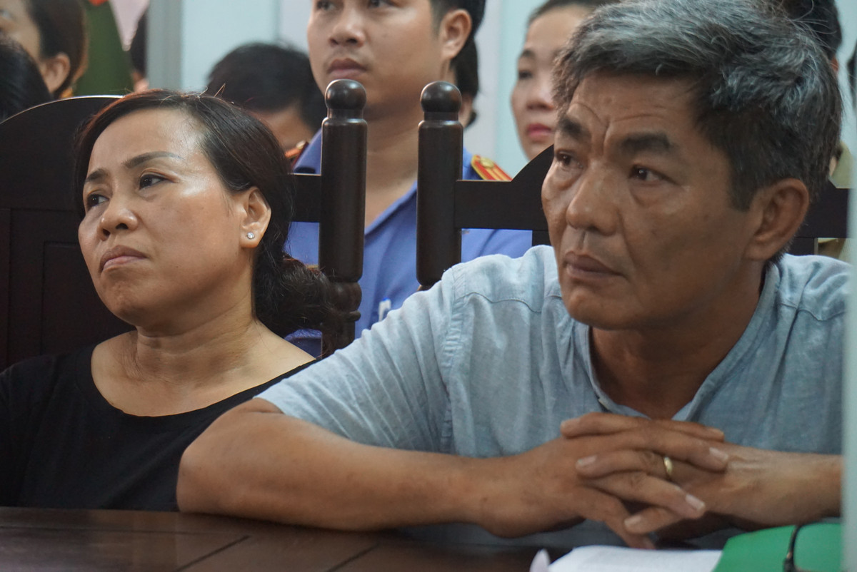 Về phía gia đình V. đề nghị HĐXX xem xét bồi thường thích đáng cho người bị hại, đồng thời tuyên bản án đúng người đúng tội. Sau khi nghị án, HĐXX tuyên bị cáo Hải 6 năm tù về tội cố ý gây thương tích, bồi thường cho bị hại và gia đình số tiền hơn 600 triệu đồng